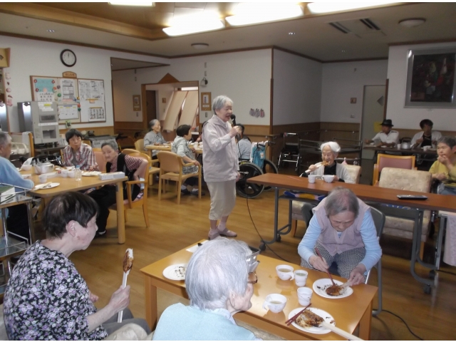 入居者さんの希望でカラオケをしながら食事しました