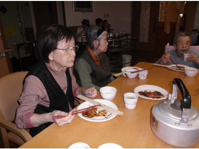 箸で切って食べられる方が多かったです