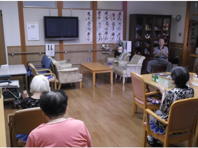 皆で一緒にリハビリ体操。