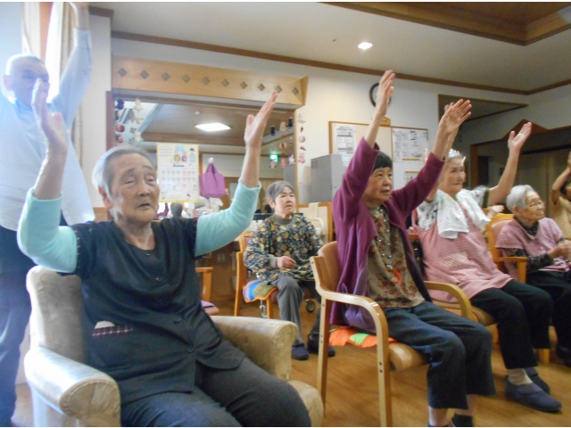 両手がよく上がっています