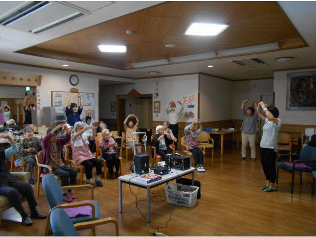 体を動かしながら歌を歌う、なかな難しいです