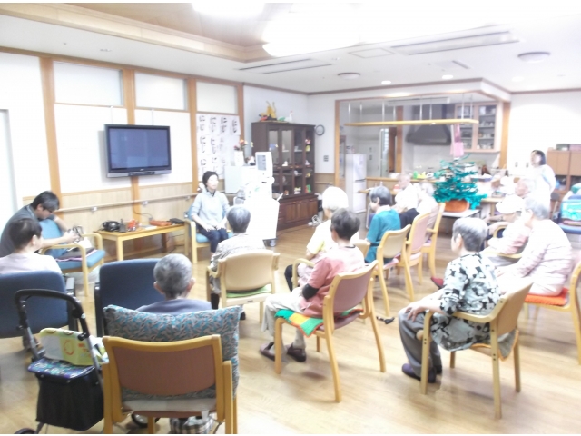 認知症予防を目的とした手遊びや早口言葉を行ってもらいました。