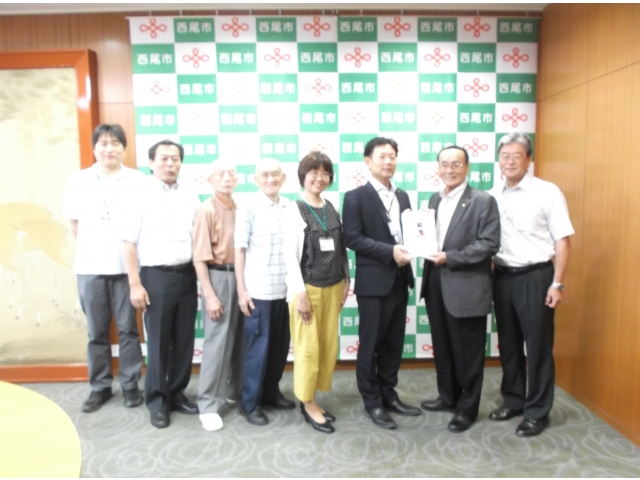 市役所の応接室で贈呈式　　西尾市長も一緒に記念撮影