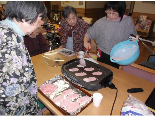 関東風は焼いた生地で餡子をあん巻のように巻いて作ります。