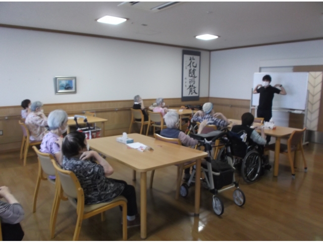 　☆音楽に合わせて全身の体操をしたり、脳トレクイズを行っています☆　　みんなで話し合いながら笑い声や笑顔の多い時間を過ごしています。