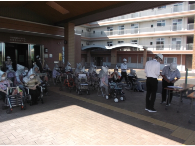 ☆養護入居者様も参加して訓練を行いました☆