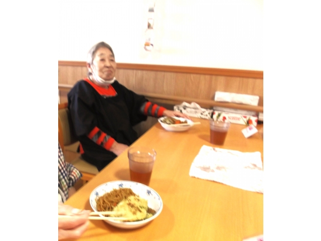 　　　皆おいしそうに食べています☆　　　　　　　おかわりした入居者もいました。