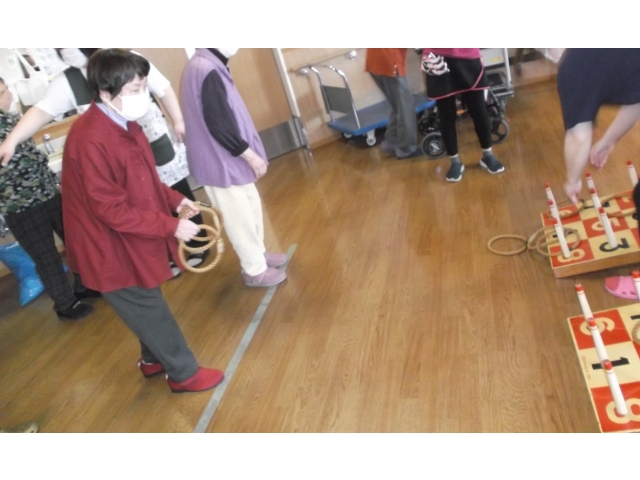 輪投げやビンゴ大会をして大賑わい☆お菓子の景品をたくさん持ち帰ってもらいました。