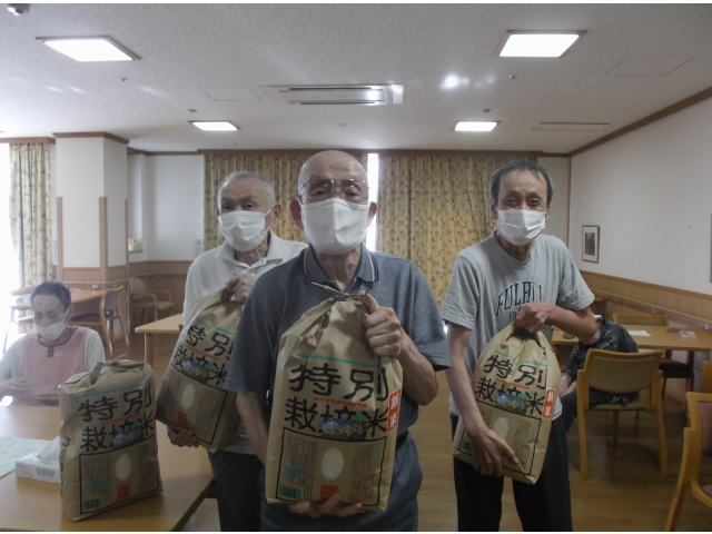 　令和5年9月14日、西尾市役所で、杉本トラクター様よりお米の寄贈を受けました。毎年美味しいお米を寄贈していただき大変感謝しております。今後とも、よろしくお願い致します。