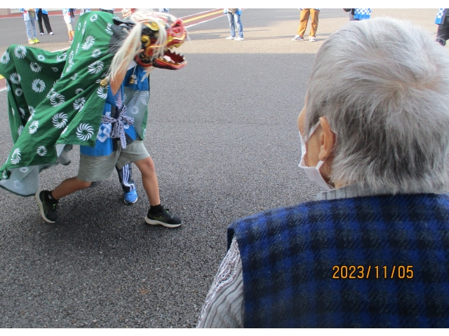 笛の音色が響く中、立派な獅子舞を観させていただきました。養護入居者も楽しい時間を過ごすことが出来ました。お菓子までたくさんいただきましてありがとうございます。八ツ面町民の皆様が末永くしあわせに過ごせますように☆