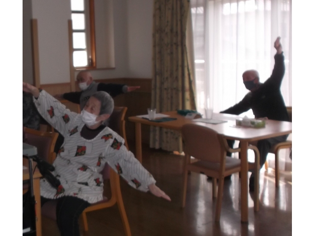 皆さん両手や片手を広げて体を伸ばしてストレッチを行いました！