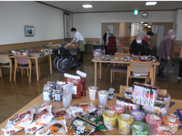 普段外出できない利用者様が施設内でお菓子を買えたので大盛況でした！