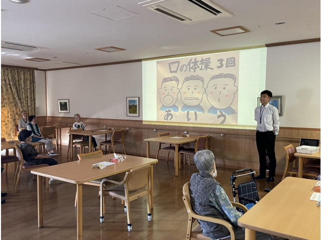 嚥下体操を行っている様子