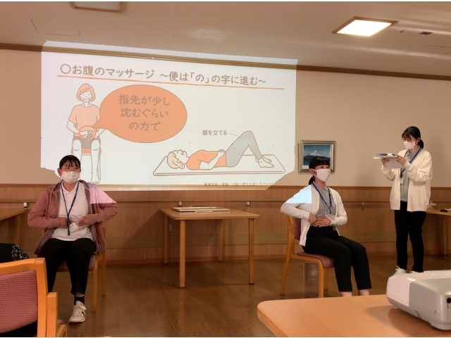 腸のマッサージを体験している様子