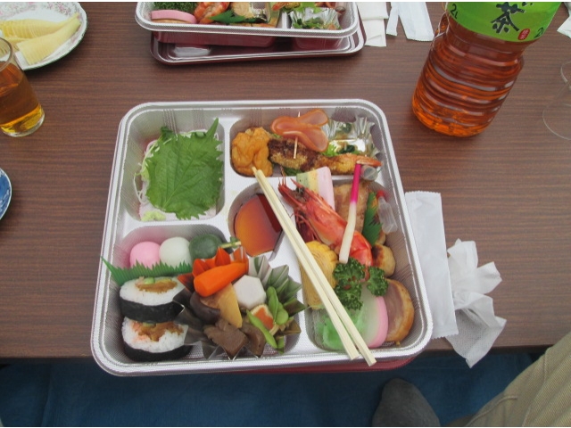 　豪華「花見」弁当です。