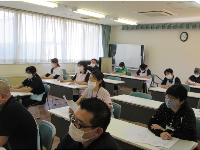 職員も真剣にメモを取りながら、研修に参加していました。