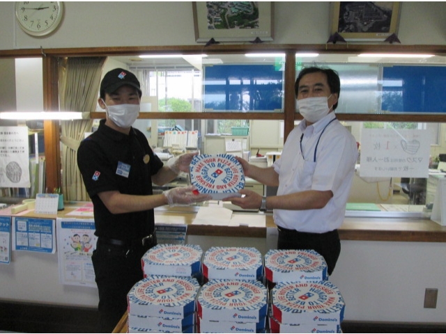 6月11日は、代表取締役自らピザを届けてくださいました。お忙しい中、優しい気持ちも一緒に手渡しで受け取りました、ありがとうございました。