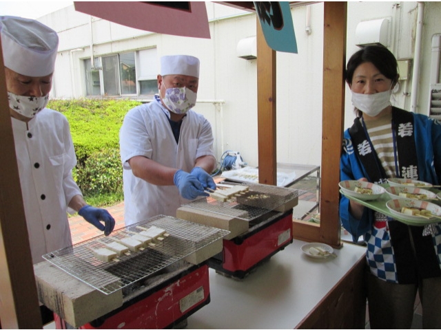 厨房の職員と管理栄養士が、丹精込めて豆腐田楽を作りました