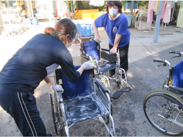 フロアだけでなく、車椅子もしっかり洗浄・消毒