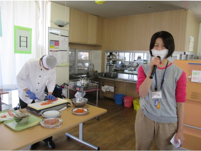 サーモンの切り分け作業の隣で、本日のメニューの紹介がありました。