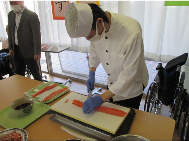 手際よく、サーモンを刺身におろしています。