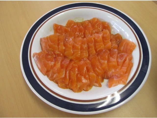 色鮮やかに、サーモンの刺身がお皿いっぱいに盛り付けられました。