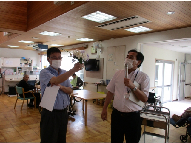 祝辞の後、苑内に咲いていた摘みたてのくちなしの花などの紹介がありました。