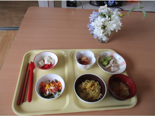 彩も鮮やかな、洋風のとても美味しいメニューでした。