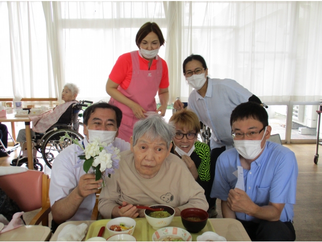 たくさんの職員に囲まれて記念撮影です。