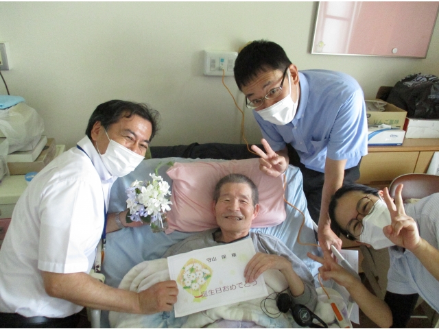 居室で食事をされている方は、お部屋までお伺いしお祝いしました。