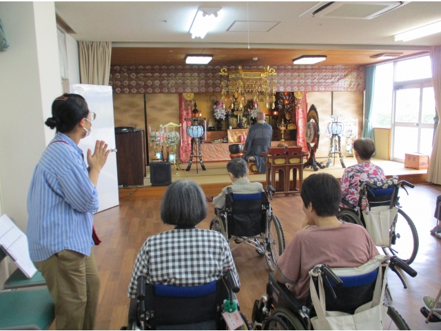 お経をあげていただき、途中焼香を行いました。