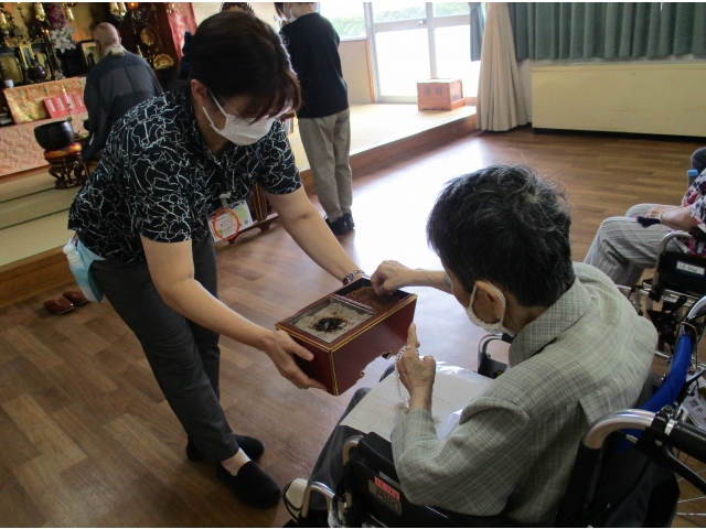 ひとりひとり順番に、焼香を行いました。