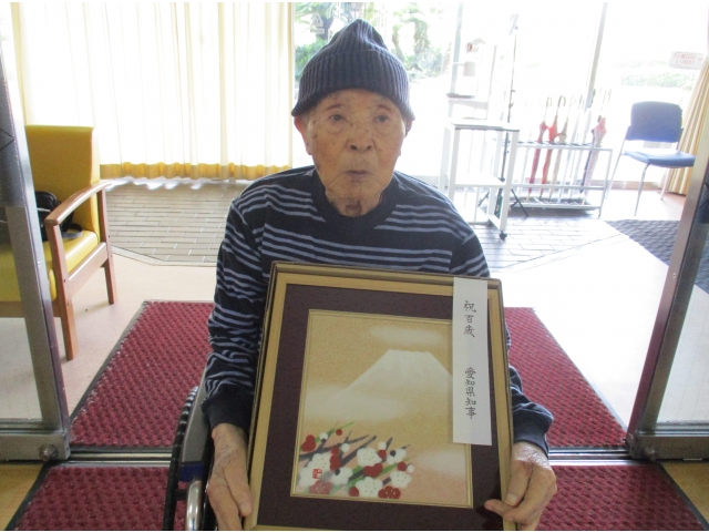 「白富士に紅白梅」を手に持ち、記念撮影です。