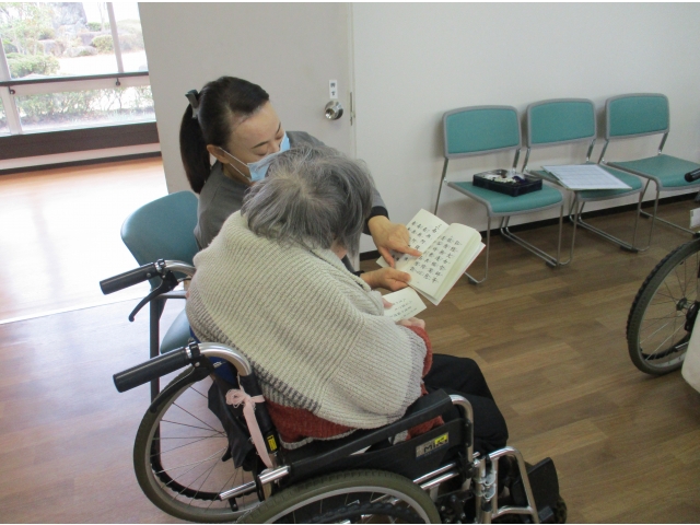 お経の本も貸していただき、順番にお焼香も行いました。