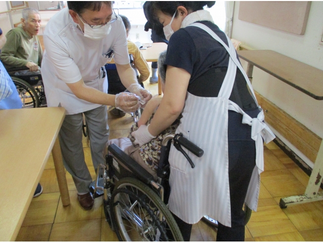 車椅子で過ごされている利用者様は、確認しながら順番にワクチン接種を行いました。