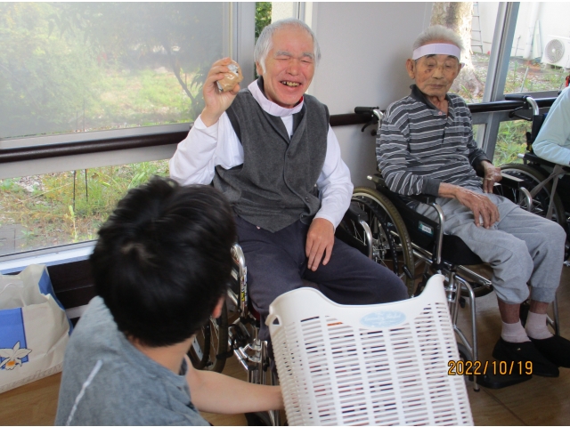 紅白に分かれて、玉入れを行いました。