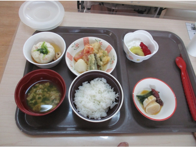 今日は、キスの天ぷら、海老しんじょう、酢味噌和え、ミルク寒天など豪華なメニューでした。