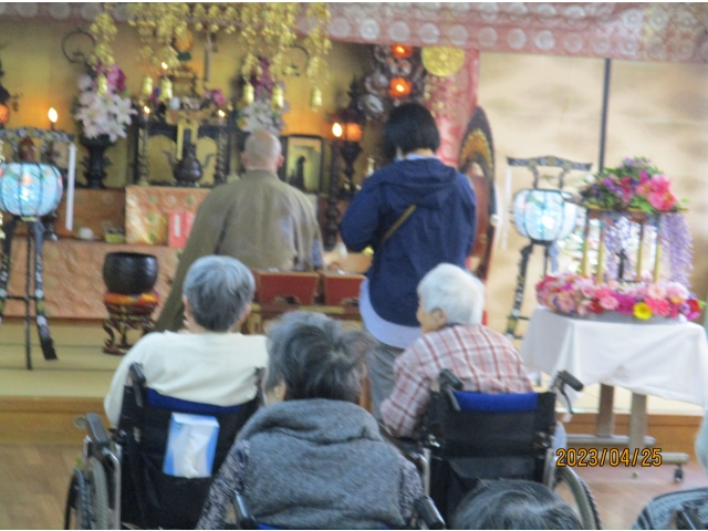 順番に職員からお焼香をしました。