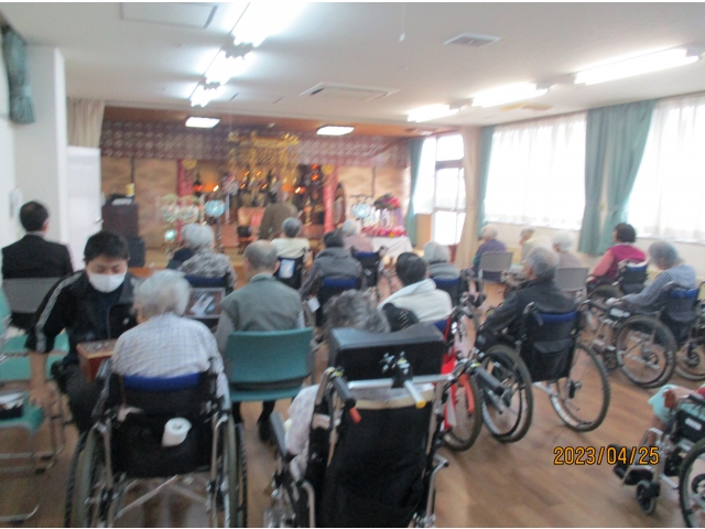 ご利用者様も順番にお焼香をしました。