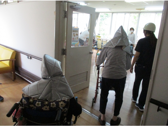 避難場所まで、職員が誘導し避難しました。