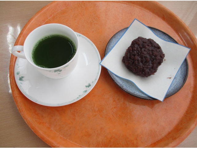 コーヒーと美味しそうなおはぎです。