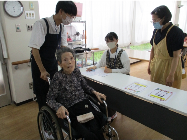 実習生２名が、受付を担当しました。