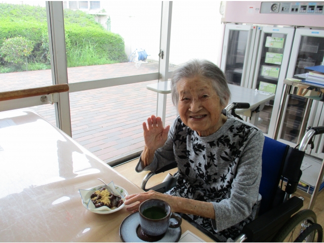 午後のひと時をおはぎにきな粉をかけて、ゆっくり召し上がっていただきました。