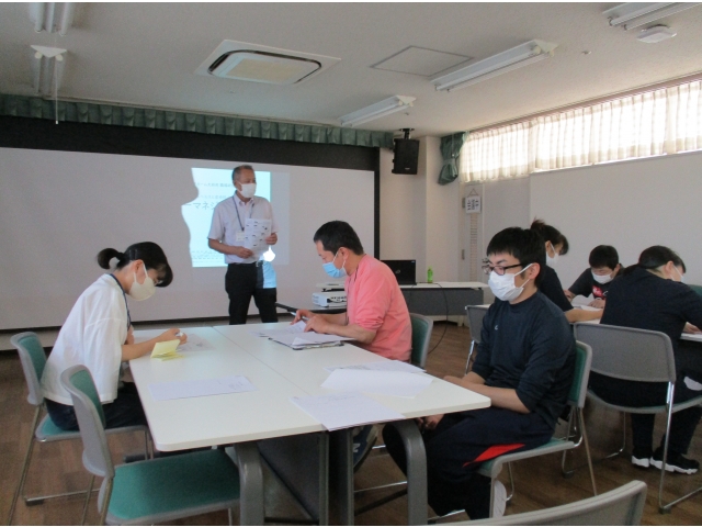 グループに分かれて、各テーマについてグループワークを行いました。