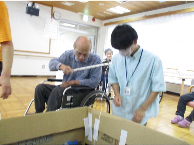 実習生と一緒に魚釣りゲームで熱くなりました。