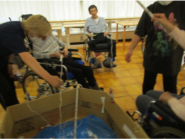 職員の手作りの池と竿で、魚釣り気分を満喫しました。