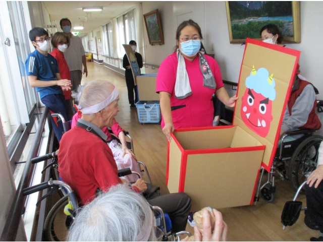 鬼の的をめがけて、球を投げました。