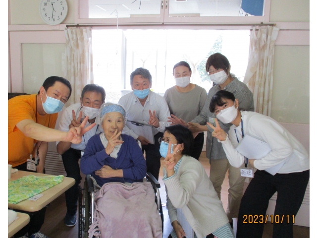 たくさんの職員で囲んで「おめでとうございます！」