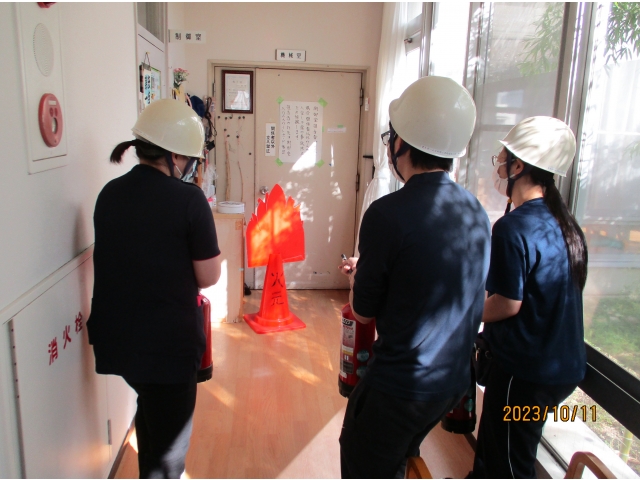 消火器で、初期消火訓練を行ないました。