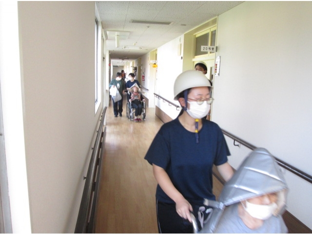 職員の指示に従いながら、避難誘導を行いました。